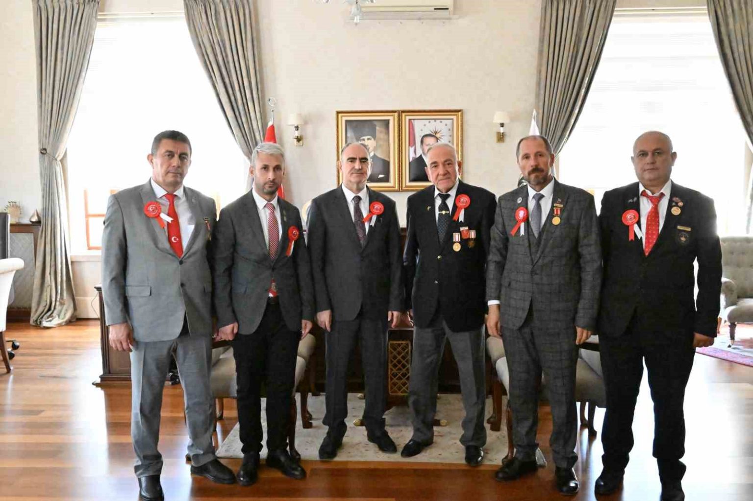 vali-ozkan-gazileri-makaminda-agirladi