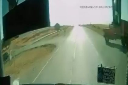 yolcu-otobusu-ile-kamyonetin-kaza-ani-kamerada
