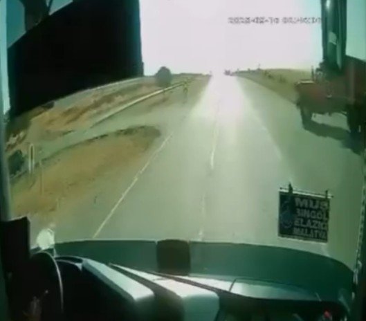 yolcu-otobusu-ile-kamyonetin-kaza-ani-kamerada