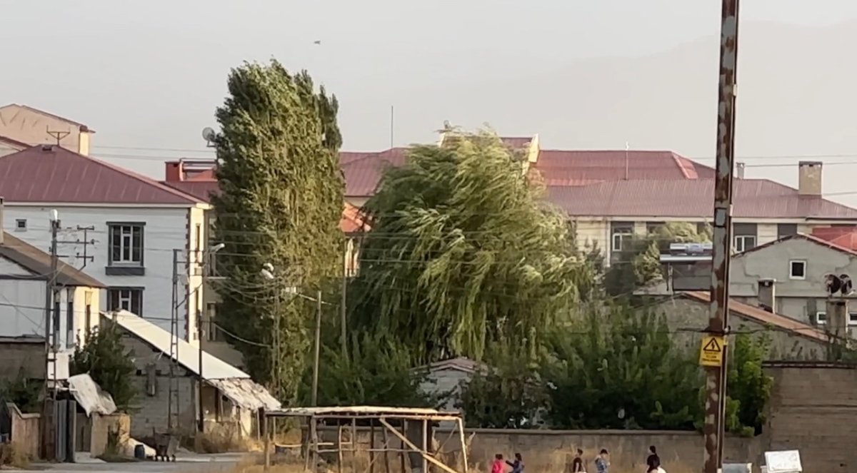 yuksekovada-siddetli-ruzgar-hayati-olumsuz-etkiledi