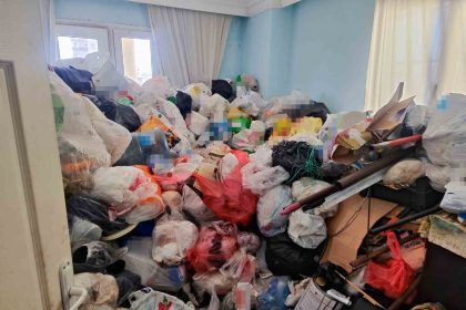 adanada-apartman-dairesinden-iki-kamyon-cop-cikti