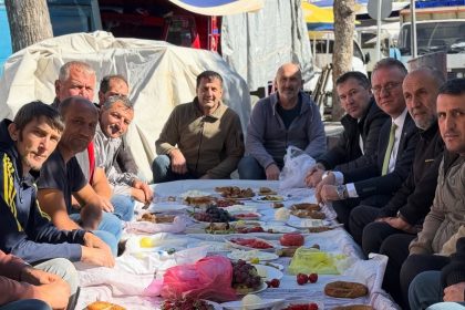 ak-parti-milletvekili-mehmet-demir-tavsanli-semt-pazarinda-esnafla-bulustu