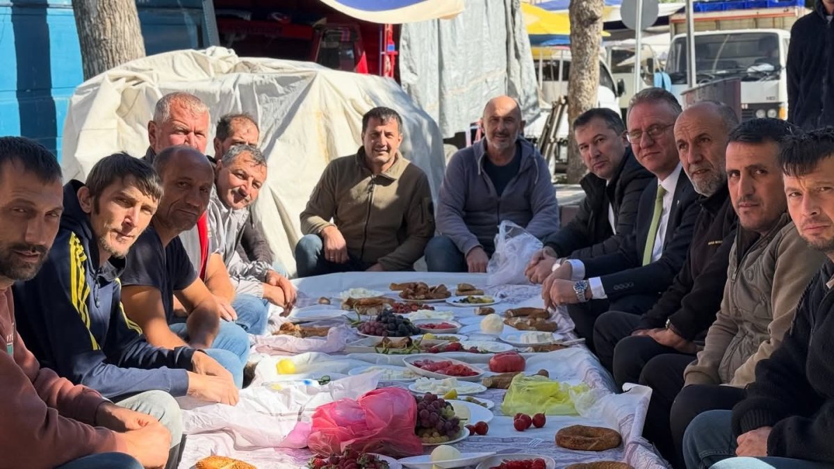 ak-parti-milletvekili-mehmet-demir-tavsanli-semt-pazarinda-esnafla-bulustu