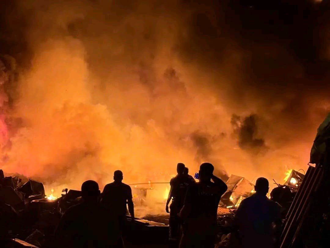 alevlere-teslim-olan-hurdalik-alanda-cikan-yangin-geceyi-aydinlatti