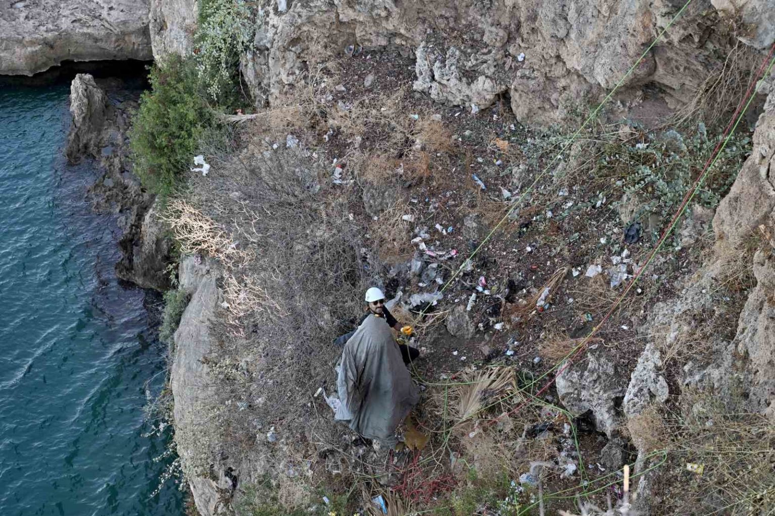 antalyada-40-metrelik-falezlerde-temizlik-operasyonu