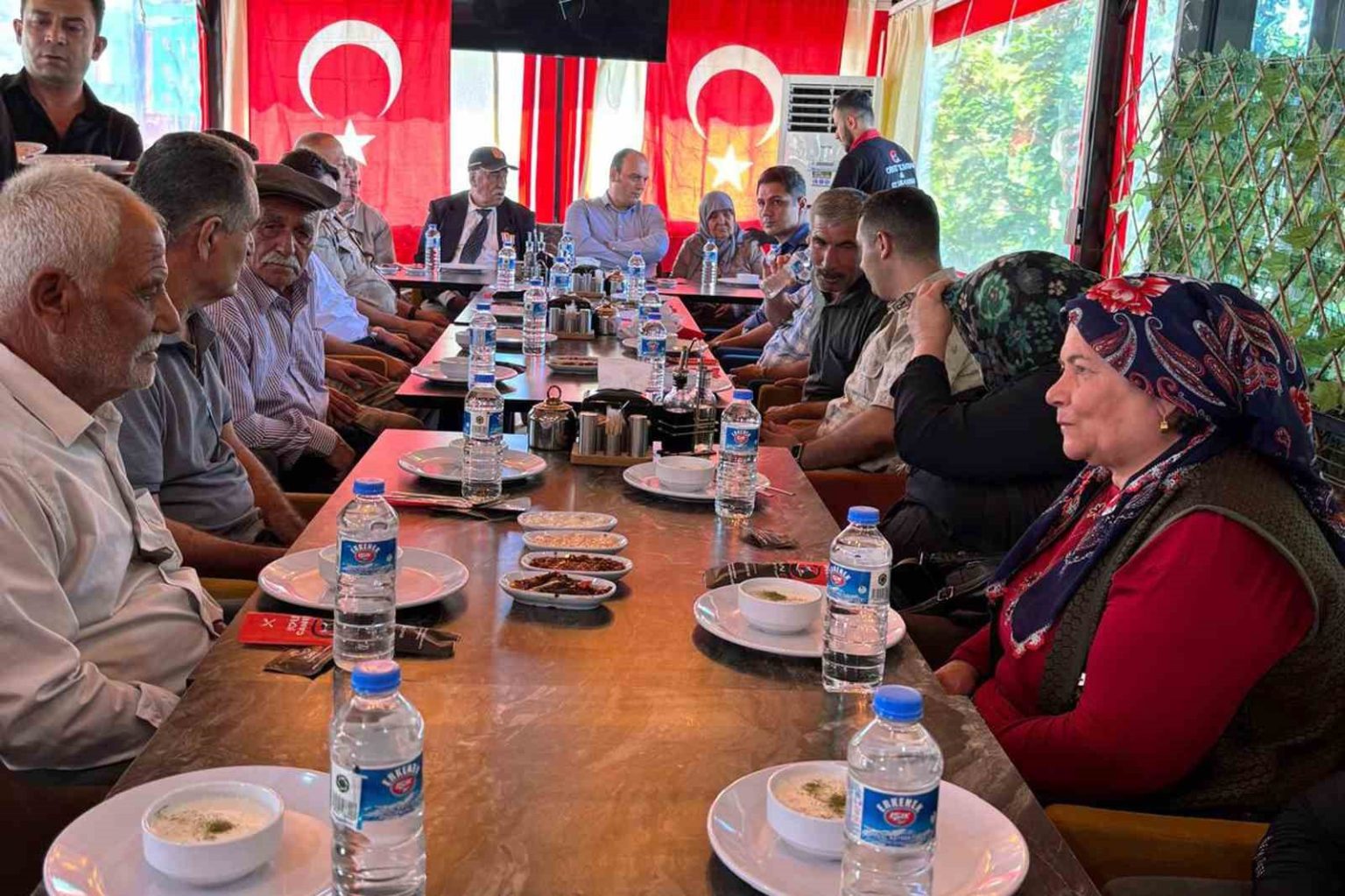 araban-kaymakami-iscimen-arabanli-gazilerle-yemekte-bulustu