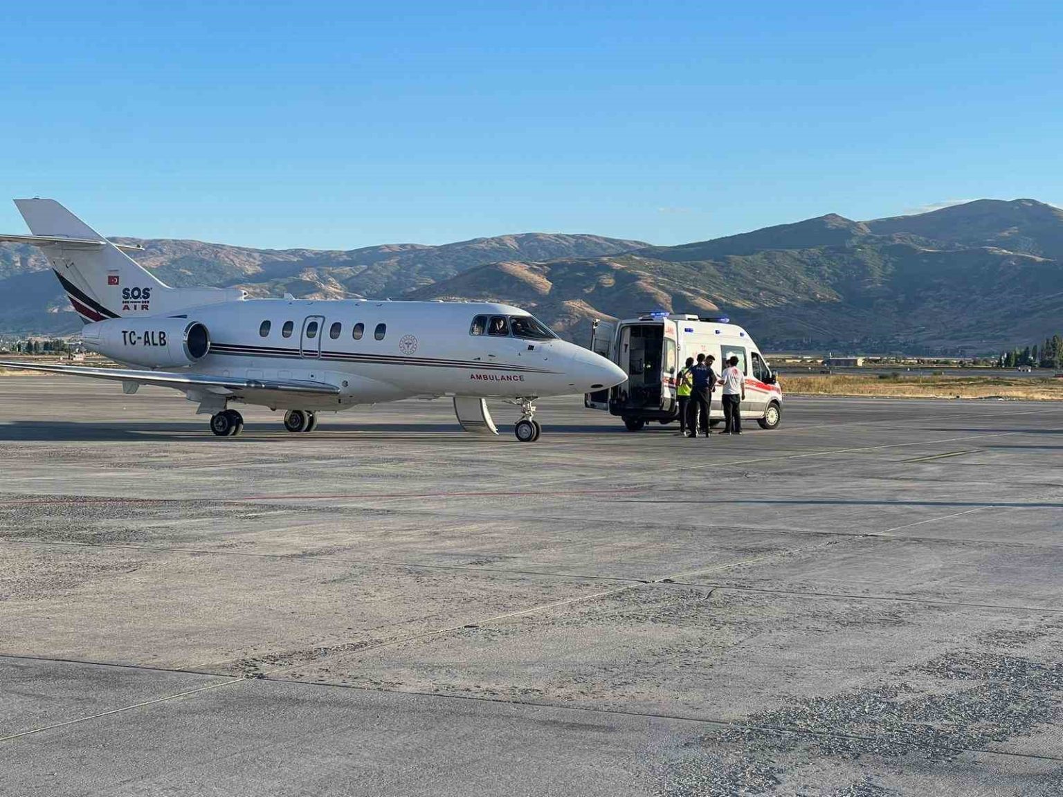 astim-ve-hipertansiyon-hastasi-ucak-ambulansla-ankaraya-sevk-edildi