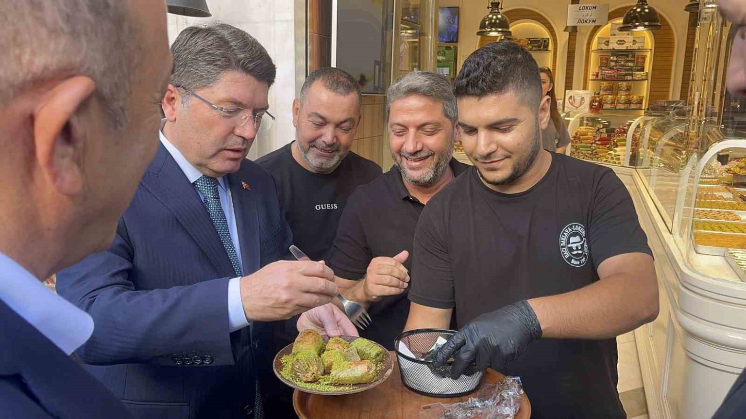 bakan-tunca-antalyada-esnaf-sevgisi-tatli-ikrami-ve-antalyaspor-atkisi