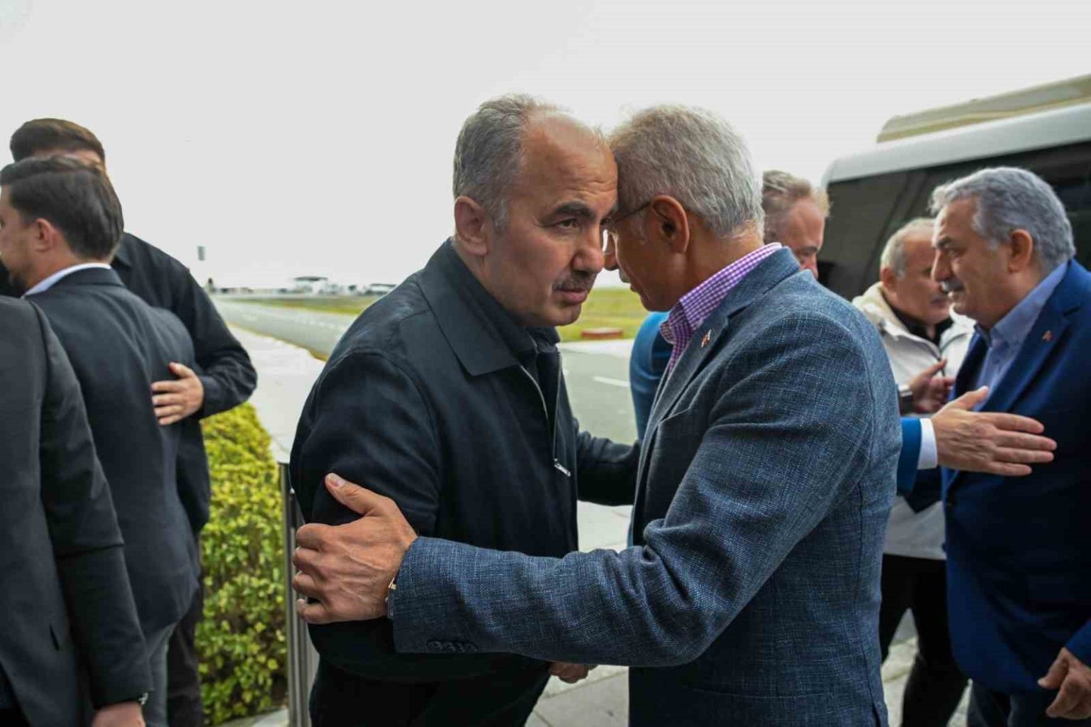 bakan-uraloglu-hayati-en-kisa-surede-normale-dondurmek-icin-tum-ekiplerimiz-gece-gunduz-calisiyor