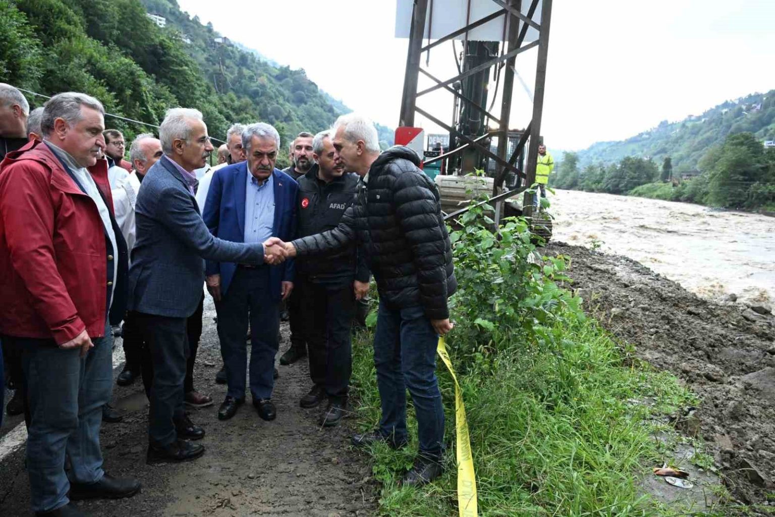 bakan-uraloglu-rizede-meydana-gelen-sel-yollarimizi-en-kisa-surede-guvenli-hale-getirmek-icin-araliksiz-calisiyoruz