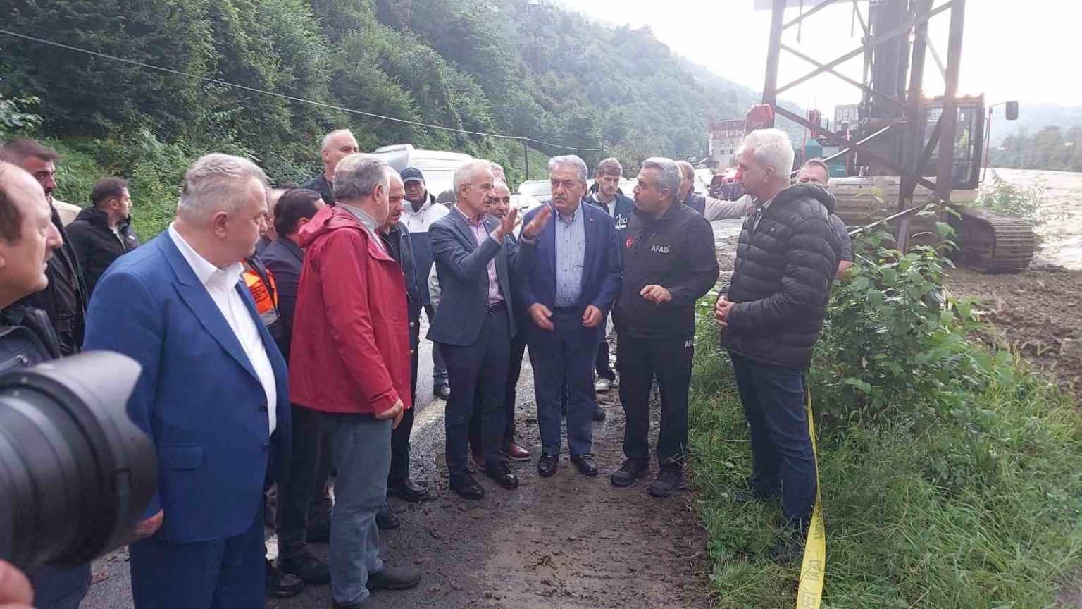 bakanlar-uraloglu-ve-bak-rizede-sel-bolgesinde