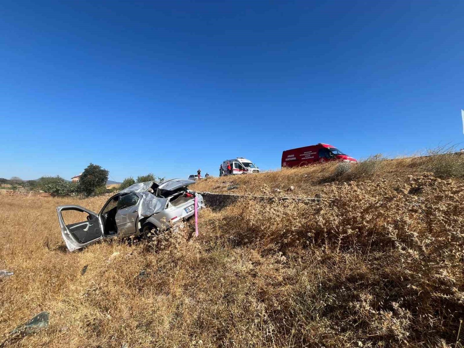 balikesirde-otomobil-tarlaya-uctu-2-yarali