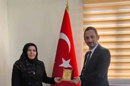 basarili-hocalara-tesekkur-plaketi
