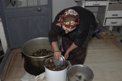 bayburtta-kislik-kavurma-gelenegi-devam-ediyor