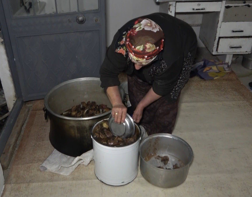 bayburtta-kislik-kavurma-gelenegi-devam-ediyor