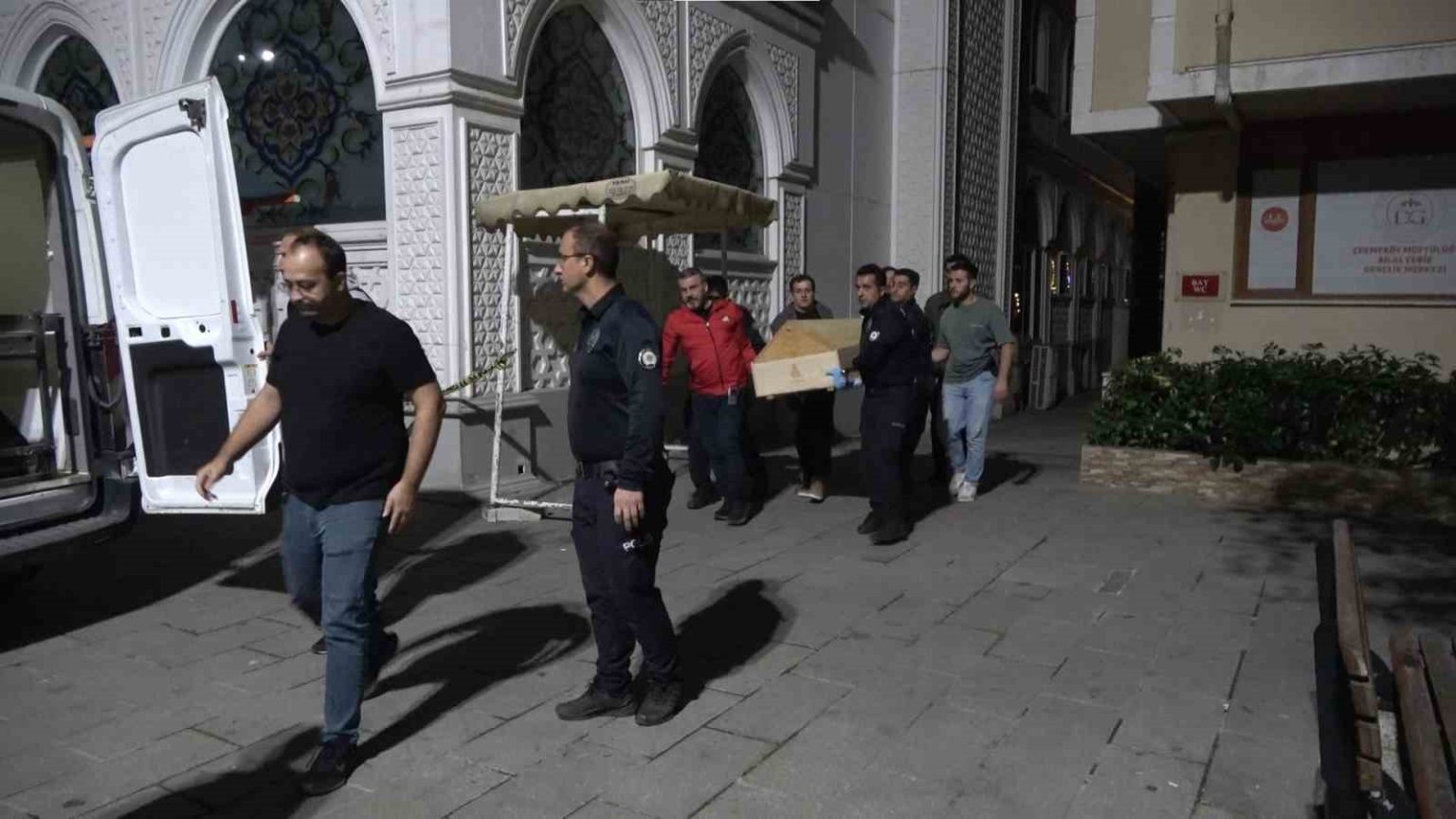 cekmekoyde-cami-tuvaletinde-genc-adamin-cansiz-bedeni-bulundu