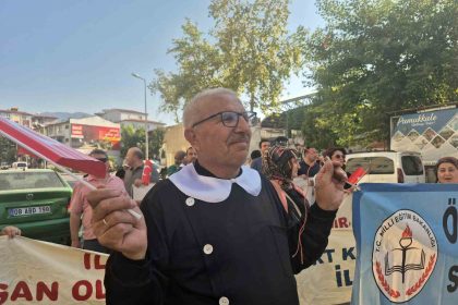 cocuklarinin-yerine-onluk-giyen-veliler-okuma-haftasini-sokaklarda-kutladi