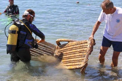 denizden-cikanlar-pes-dedirtti-tekne-parcasi-sezlong-ve-arac-lastigi-cikti