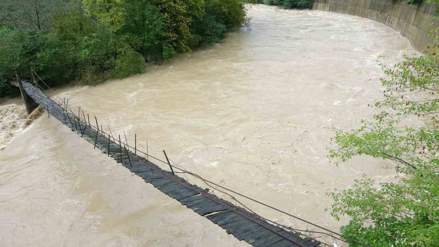 dogu-karadenizde-son-1-gunde-en-fazla-yagis-303-kg-ile-giresunun-canakci-ilcesine-dustu