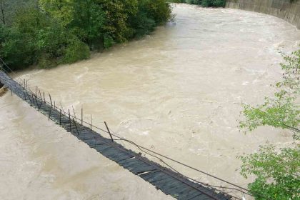 dogu-karadenizde-son-1-gunde-en-fazla-yagis-303-kg-ile-giresunun-canakci-ilcesine-dustu