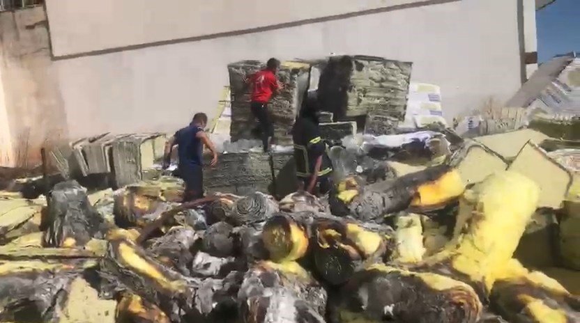 elazigda-yalitim-malzemelerinin-oldugu-depoda-yangin