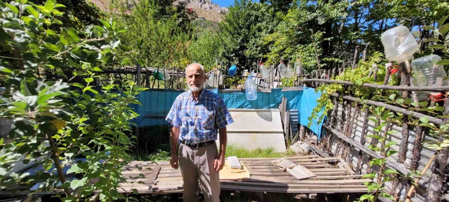 ev-ve-bahcelere-dadanan-ayilari-yetkililere-sikayet-etti