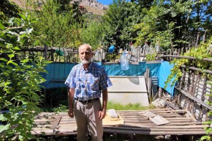 ev-ve-bahcelere-dadanan-ayilari-yetkililere-sikayet-etti