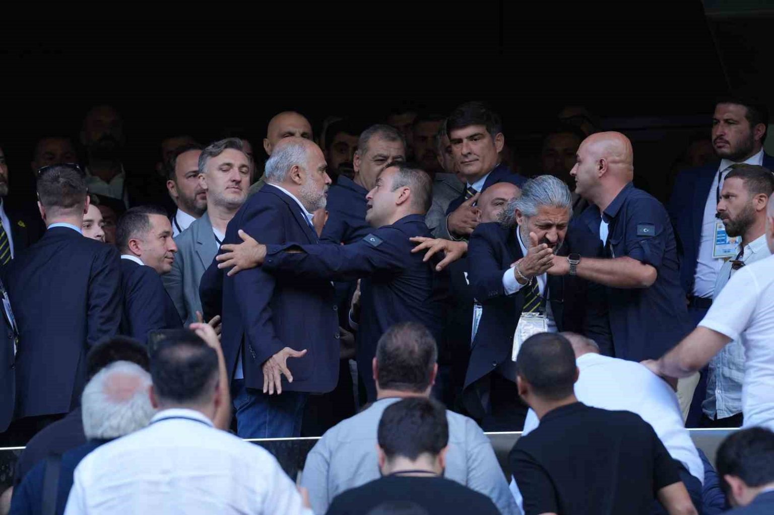 fenerbahce-kongresinde-gerginlik