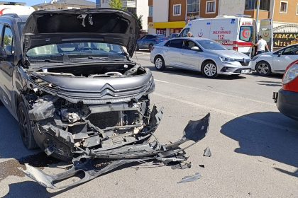 hafif-ticari-aracla-otomobil-carpisti-4-yarali