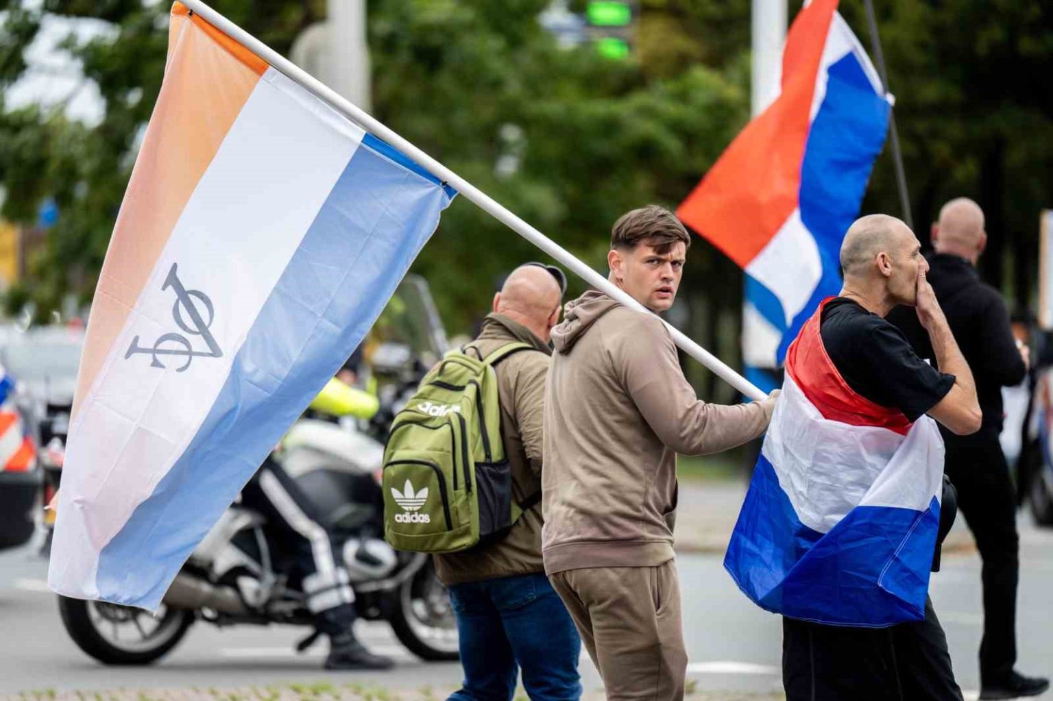 hollandada-gocmenlik-karsiti-gosterilerde-protestocular-polisle-catisti