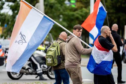 hollandada-gocmenlik-karsiti-gosterilerde-protestocular-polisle-catisti