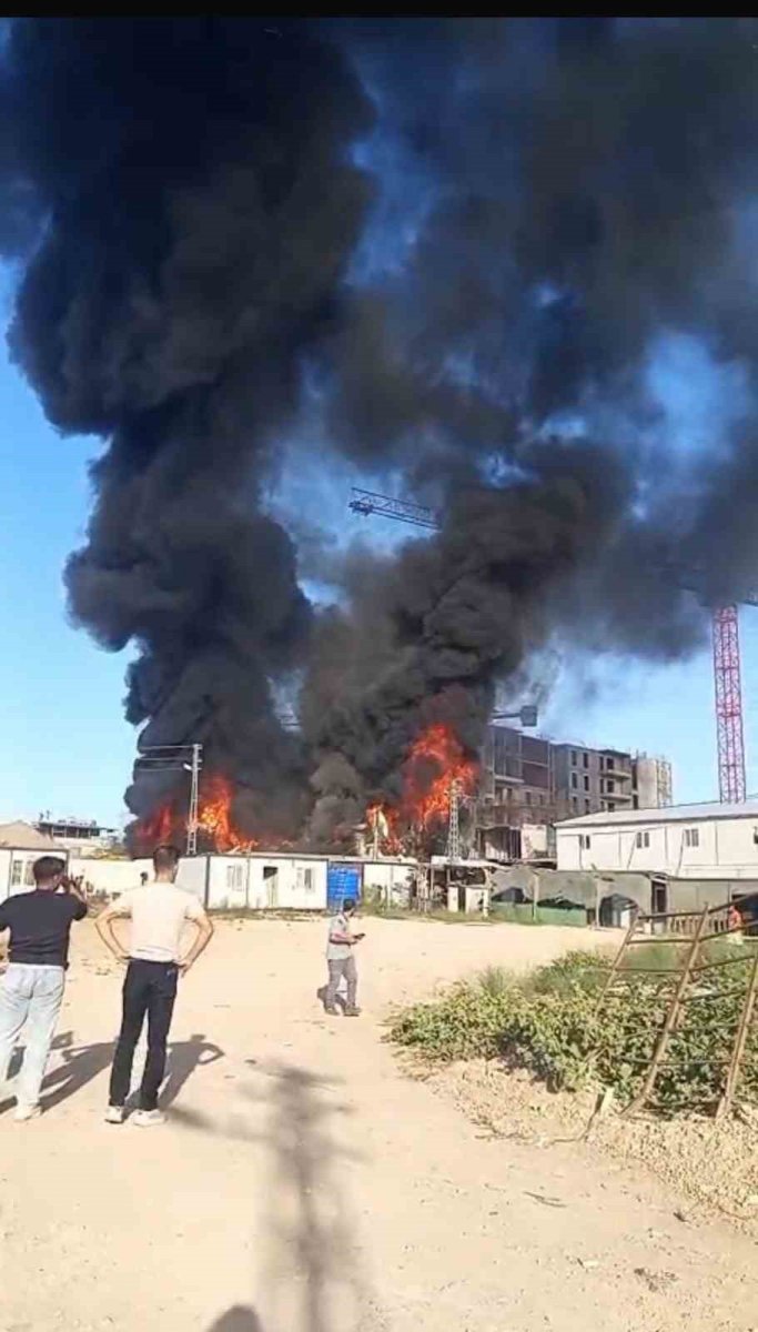 iscilerin-kaldigi-konteyner-yatakhane-alevlere-teslim-oldu