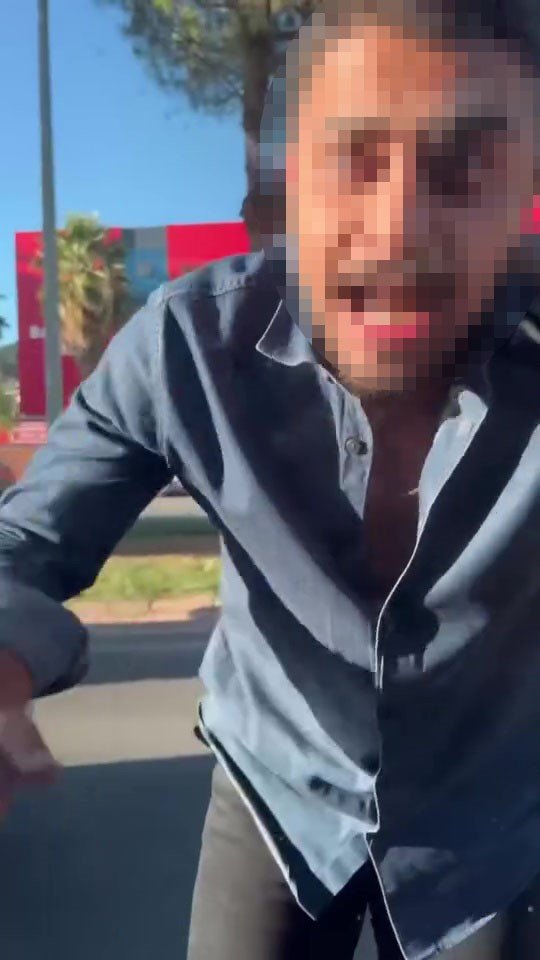 kahramanmarasta-trafik-kavgasi-aracin-camini-yumruklayip-kirdi