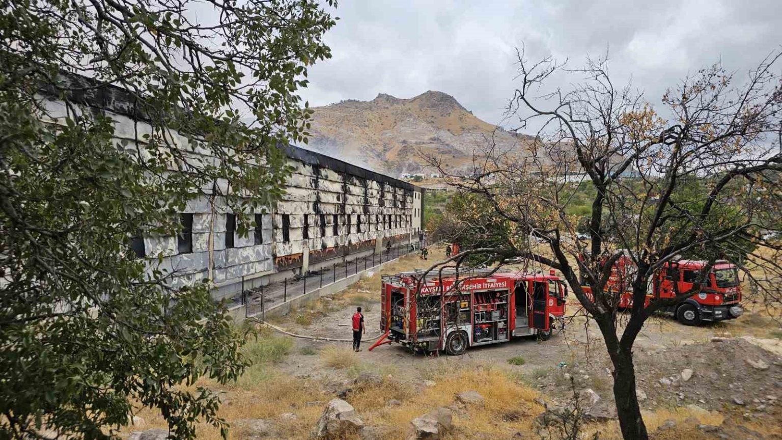 kayseride-fabrika-yangini-ekipler-mudahale-ediyor