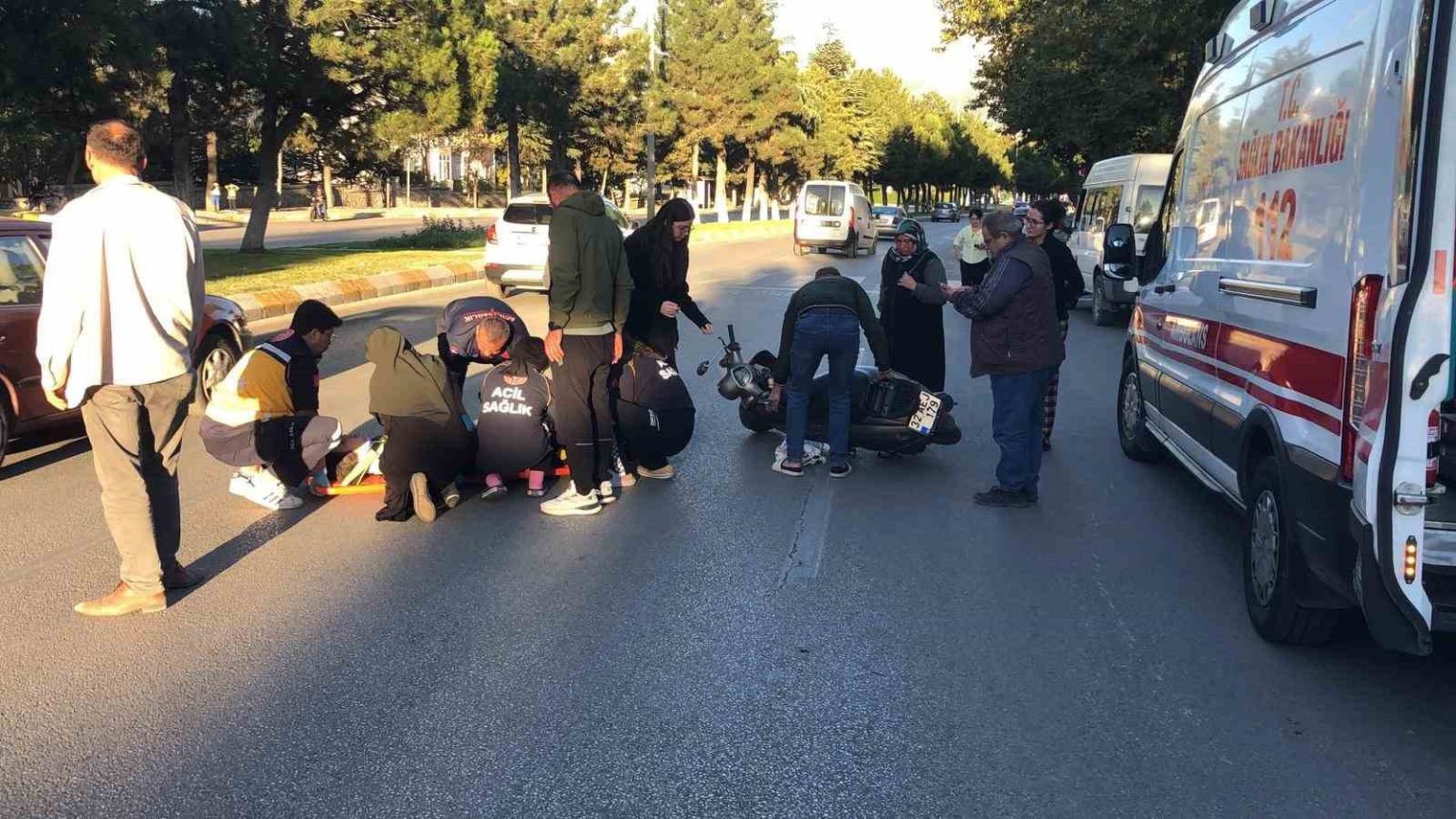kaza-sonrasi-motosikletiyle-yola-savrulan-genc-kiz-gozyaslariyla-hastaneye-goturuldu