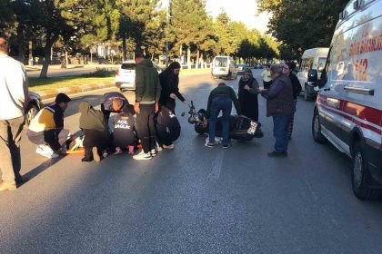 kaza-sonrasi-motosikletiyle-yola-savrulan-genc-kiz-gozyaslariyla-hastaneye-goturuldu