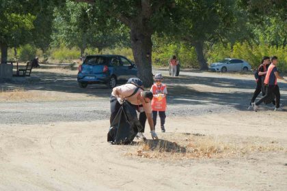 kirklarelinde-ogrenciler-cop-topladi