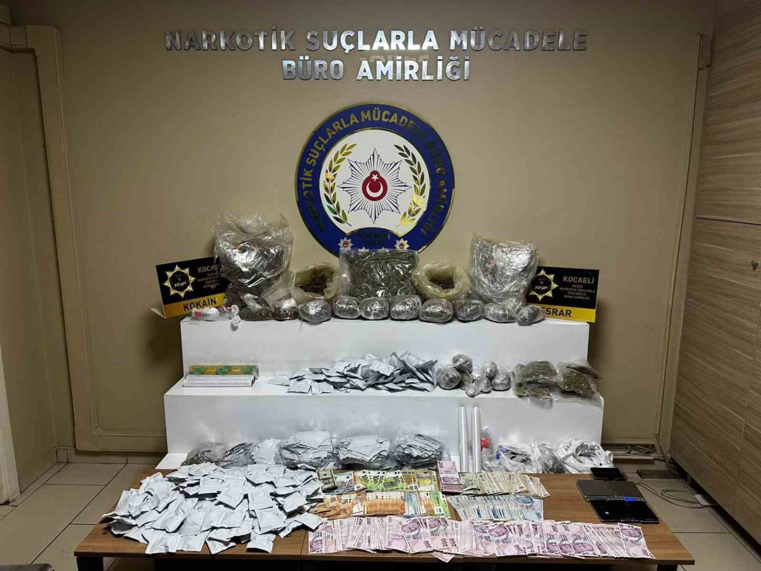 kocaelide-narkotik-baskini-5-supheli-yakalandi-9-kilo-uyusturucu-ele-gecti