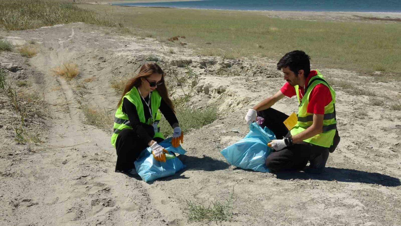 kuraklikla-bogusan-burdur-golu-sahilinde-gonulluler-cop-topladi