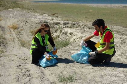kuraklikla-bogusan-burdur-golu-sahilinde-gonulluler-cop-topladi