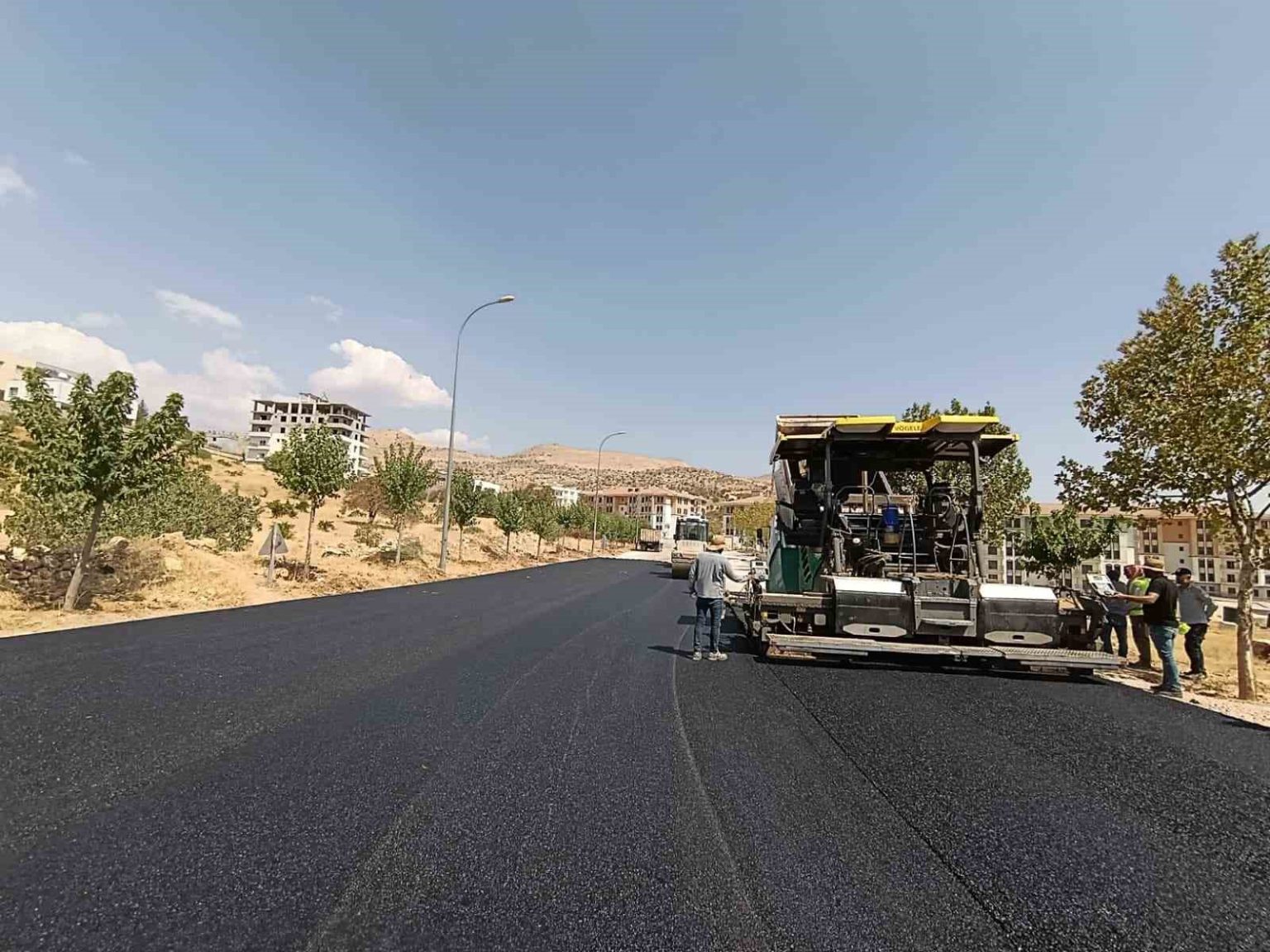 mardinde-yol-asfaltlama-calismasi-baslatildi