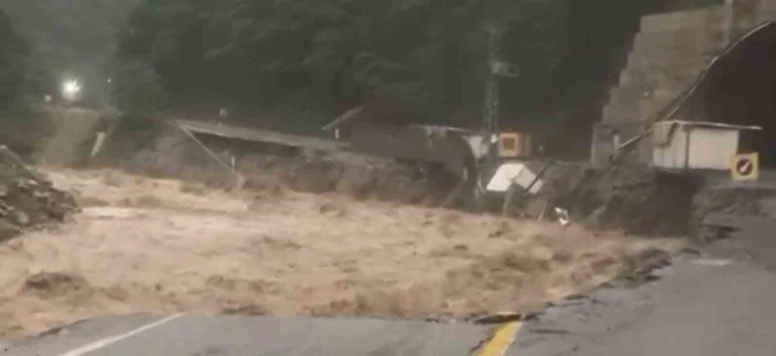 rizede-siddetli-yagis-etkisini-surduruyor