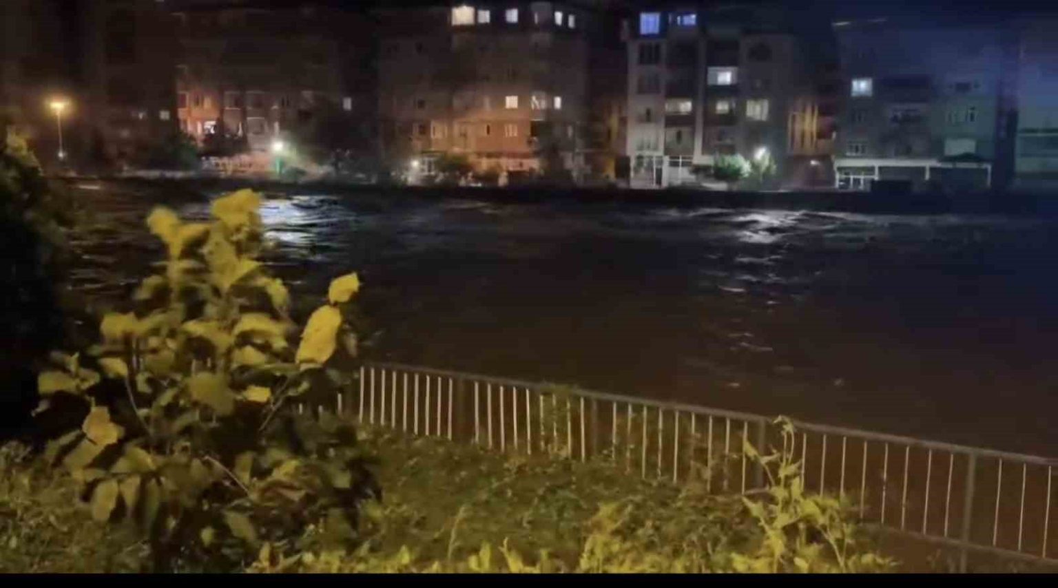 rizede-siddetli-yagis-sel-ve-su-baskinlarina-neden-oldu