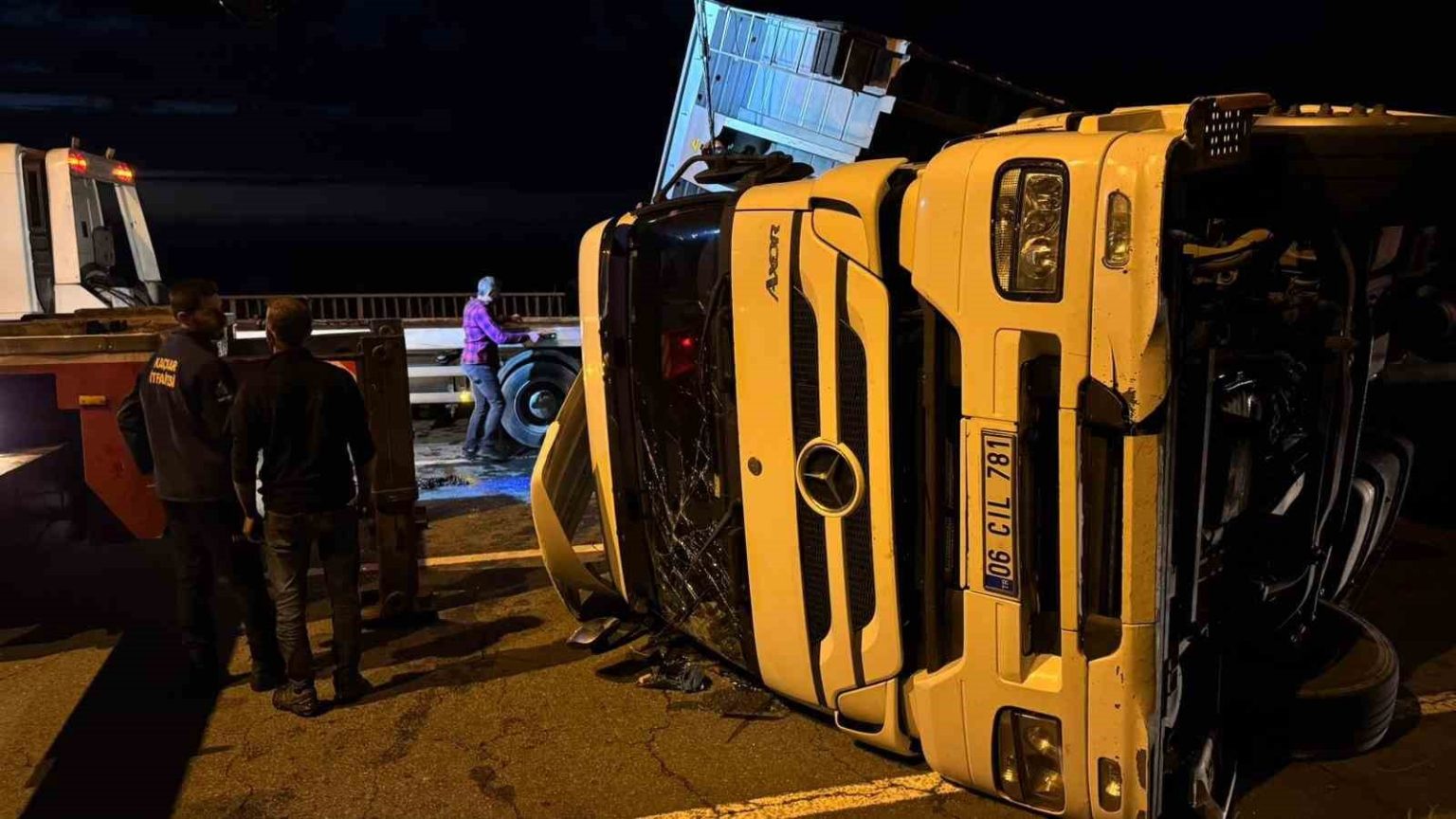 rizede-tir-yola-devrildi-2-yarali