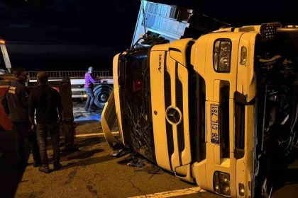 rizede-tir-yola-devrildi-2-yarali