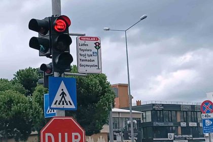 samsunun-trafik-lambalari-ozgur-filistin-diye-yaniyor