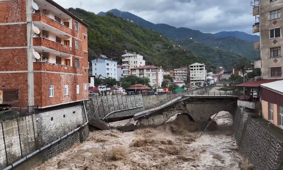 sel-sulari-borckadaki-asirlik-tarihi-kopruyu-yikti