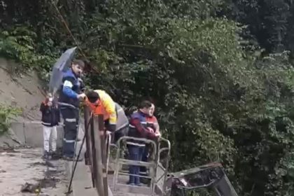 sel-ve-heyelan-nedeniyle-camlihemsin-tuneli-insaatinda-mahsur-kalan-isciler-kurtarildi