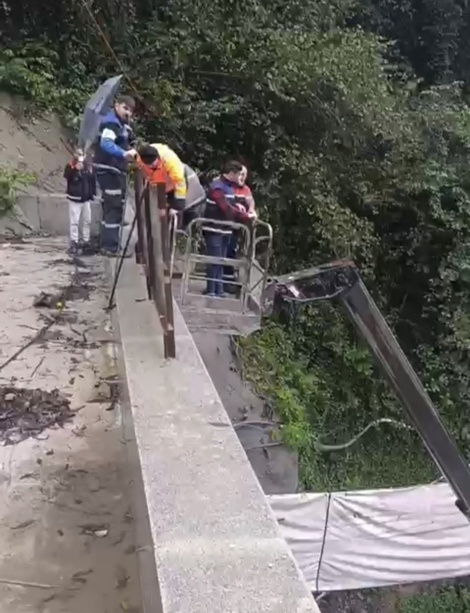 sel-ve-heyelan-nedeniyle-camlihemsin-tuneli-insaatinda-mahsur-kalan-isciler-kurtarildi