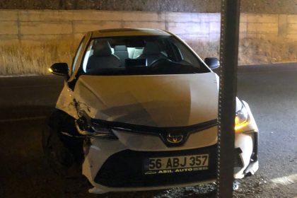 siirtte-kontrolden-cikan-arac-elektrik-diregine-carpti